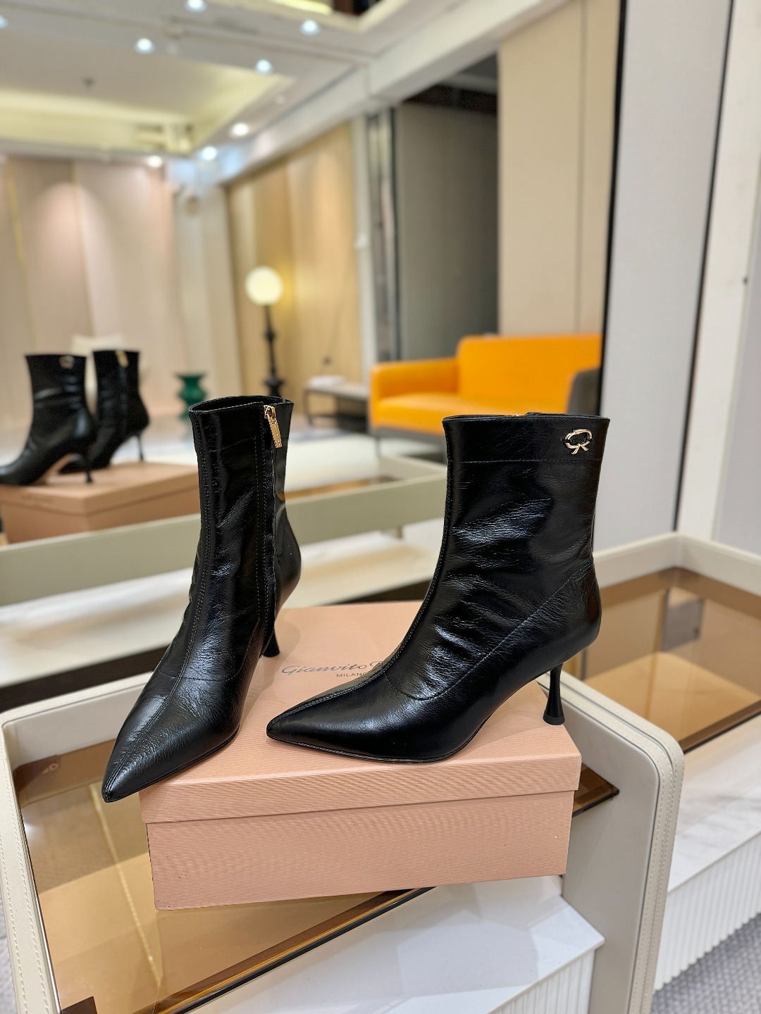 品 牌:Gianvito Rossi 罗西 GR尖头及踝靴侧拉链R扣细跟短靴高跟靴子鞋面采用绒面革,质感
