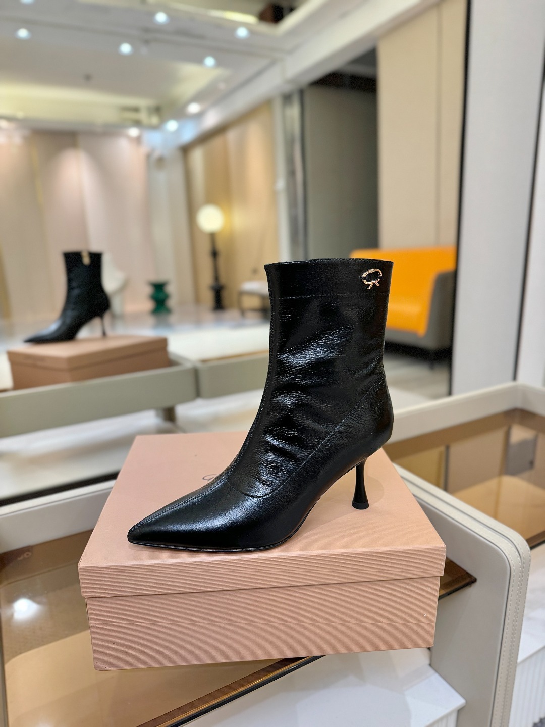 品 牌:Gianvito Rossi 罗西 GR尖头及踝靴侧拉链R扣细跟短靴高跟靴子鞋面采用绒面革,质感