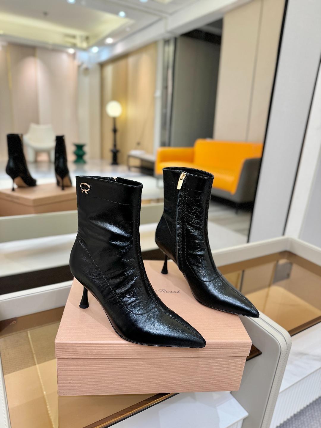 品 牌:Gianvito Rossi 罗西 GR尖头及踝靴侧拉链R扣细跟短靴高跟靴子鞋面采用绒面革,质感