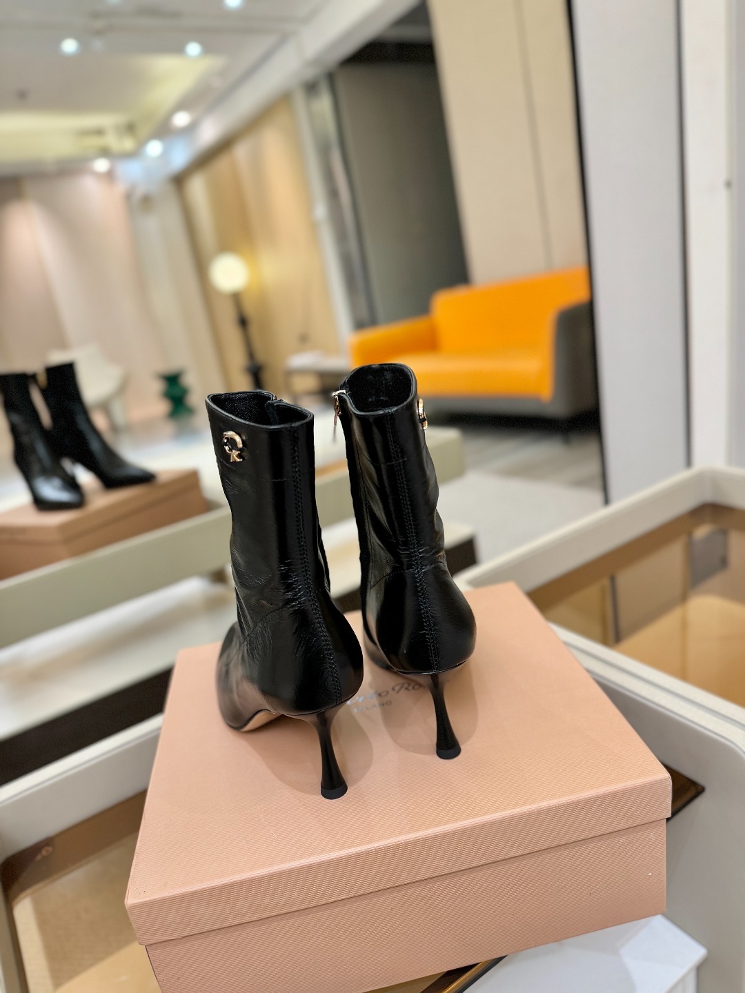 品 牌:Gianvito Rossi 罗西 GR尖头及踝靴侧拉链R扣细跟短靴高跟靴子鞋面采用绒面革,质感
