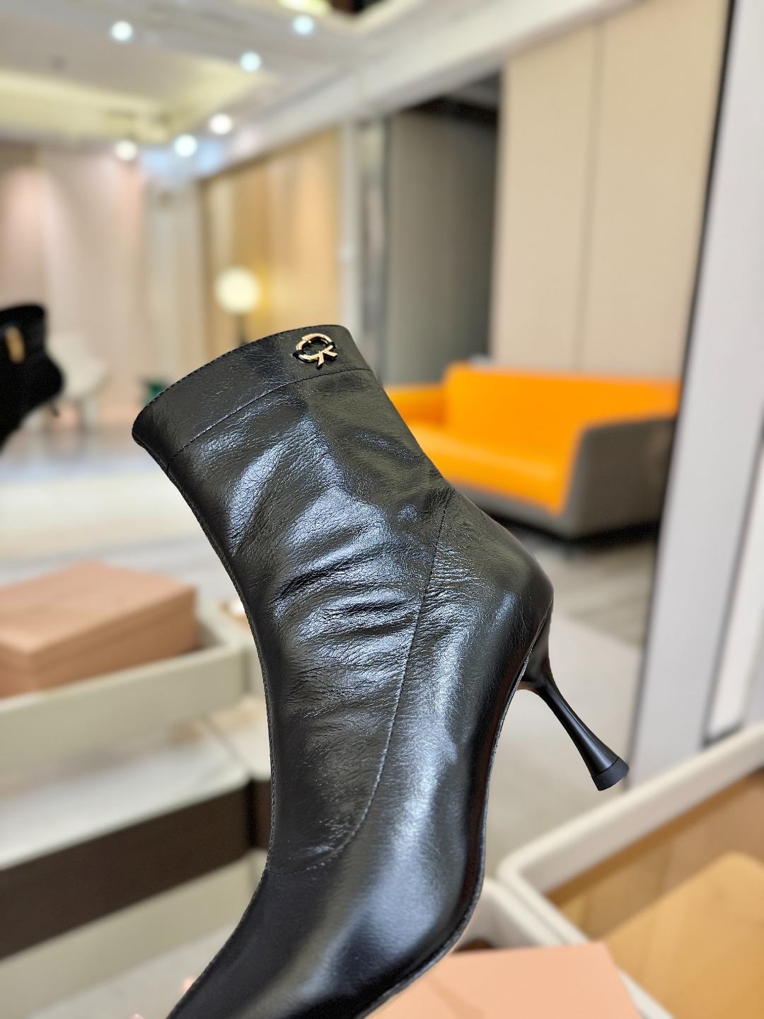 品 牌:Gianvito Rossi 罗西 GR尖头及踝靴侧拉链R扣细跟短靴高跟靴子鞋面采用绒面革,质感