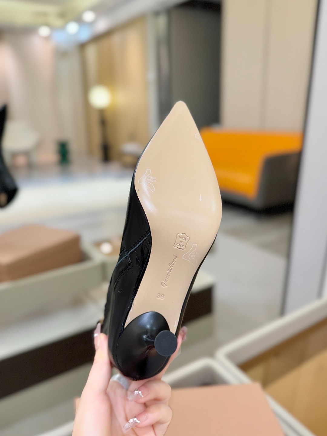 品 牌:Gianvito Rossi 罗西 GR尖头及踝靴侧拉链R扣细跟短靴高跟靴子鞋面采用绒面革,质感
