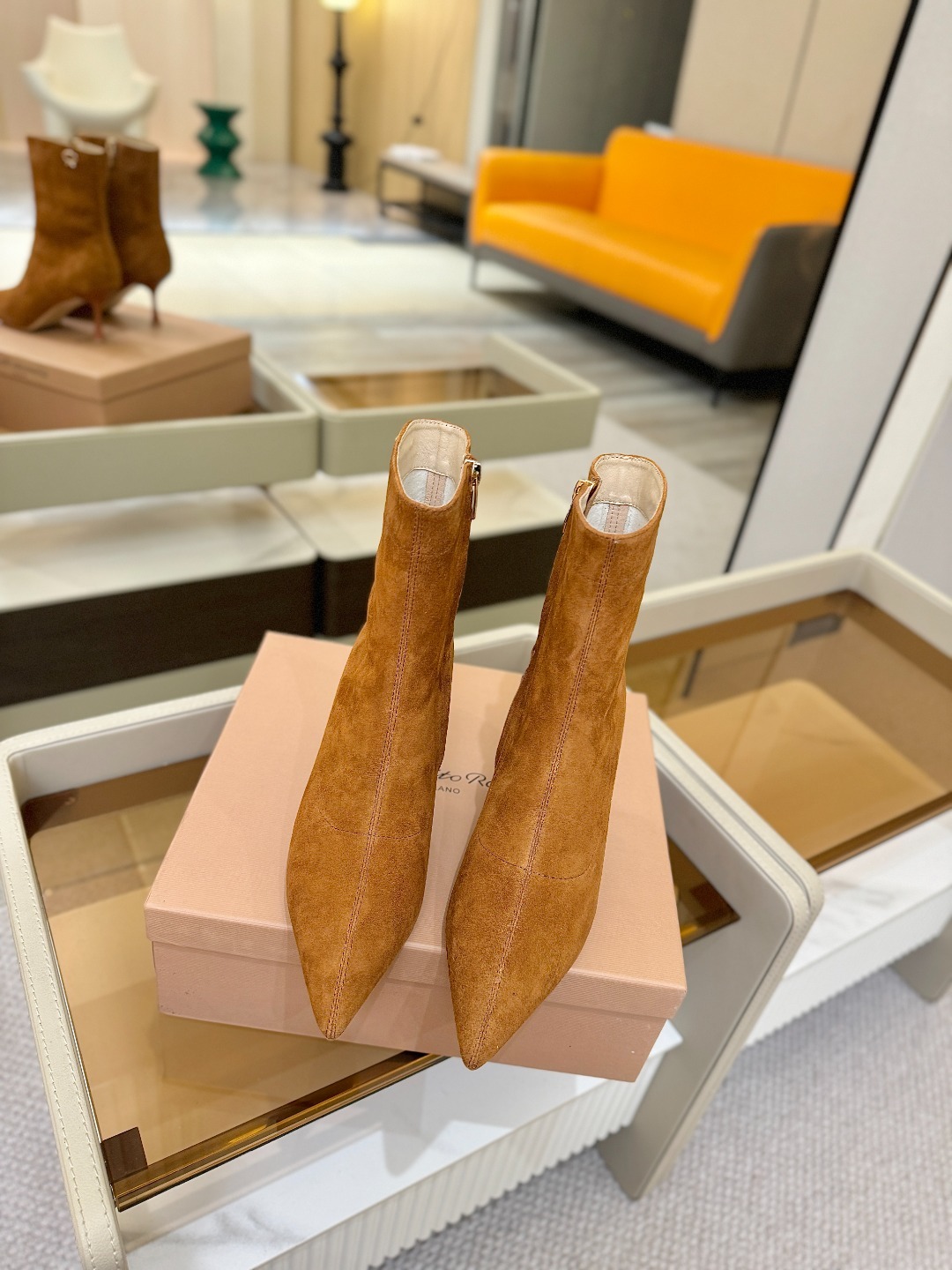 品 牌:Gianvito Rossi 罗西 GR尖头及踝靴侧拉链R扣细跟短靴高跟靴子鞋面采用绒面革,质感
