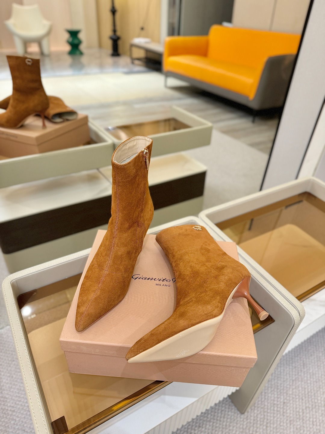 品 牌:Gianvito Rossi 罗西 GR尖头及踝靴侧拉链R扣细跟短靴高跟靴子鞋面采用绒面革,质感