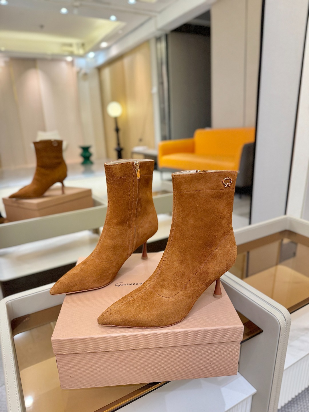 品 牌:Gianvito Rossi 罗西 GR尖头及踝靴侧拉链R扣细跟短靴高跟靴子鞋面采用绒面革,质感