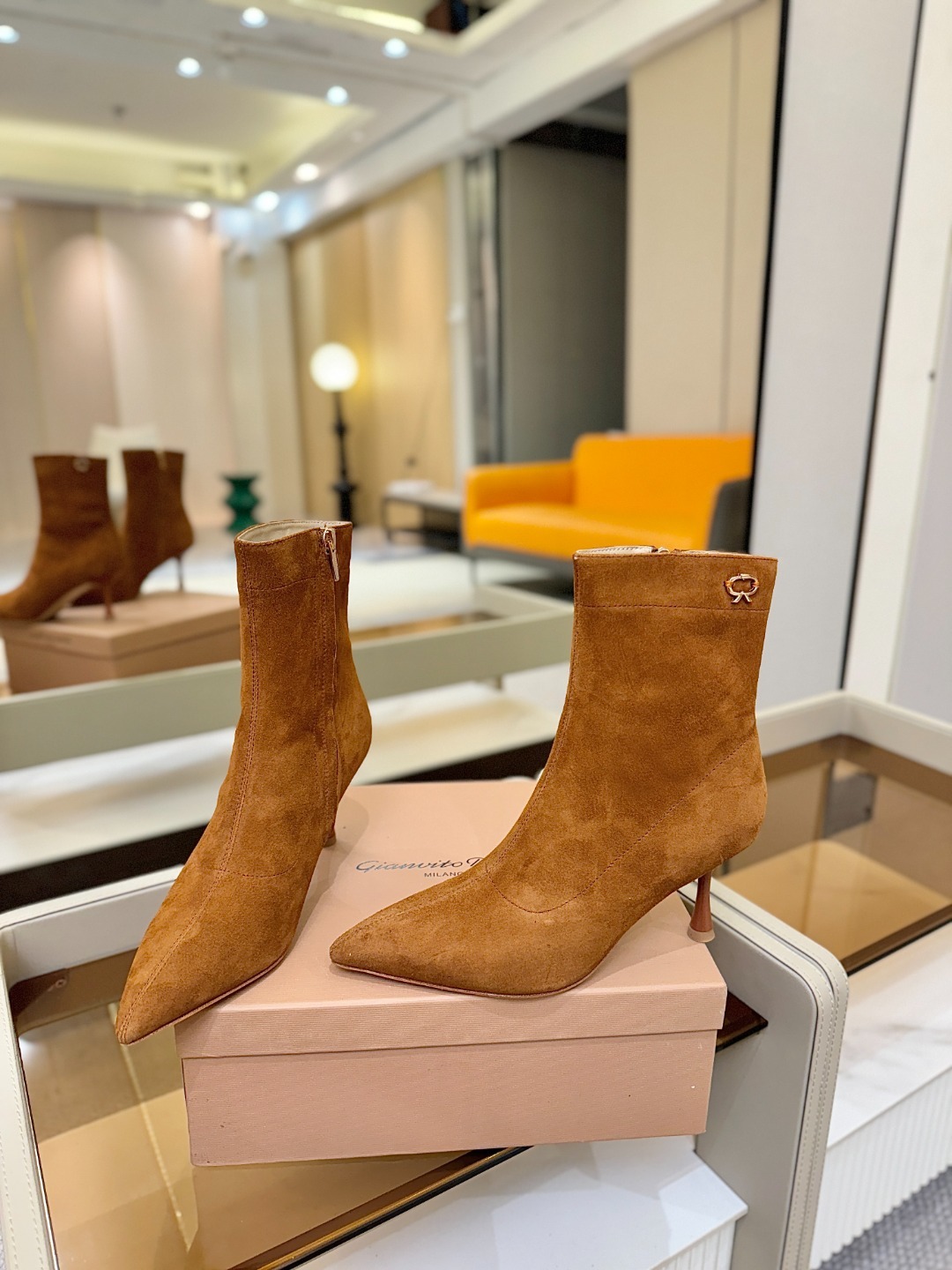 品 牌:Gianvito Rossi 罗西 GR尖头及踝靴侧拉链R扣细跟短靴高跟靴子鞋面采用绒面革,质感