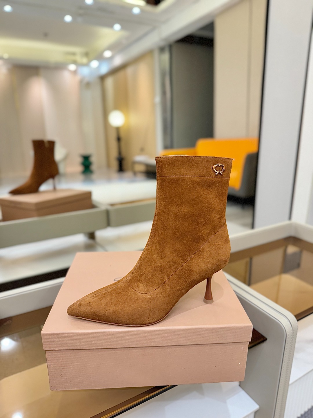 品 牌:Gianvito Rossi 罗西 GR尖头及踝靴侧拉链R扣细跟短靴高跟靴子鞋面采用绒面革,质感