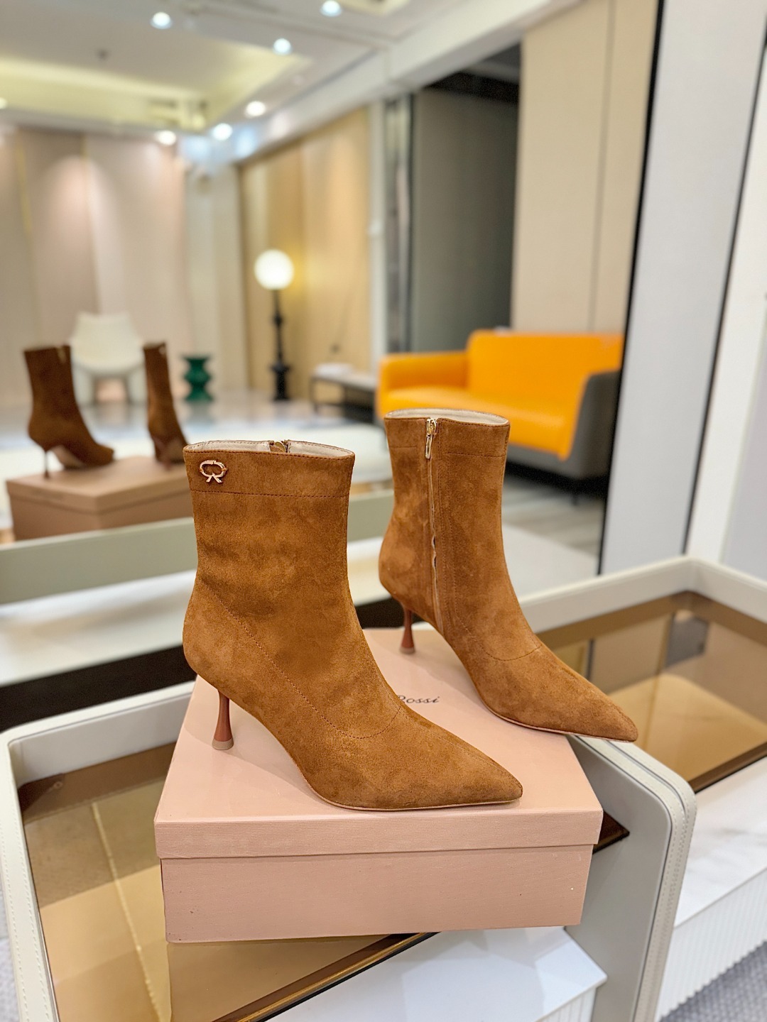 品 牌:Gianvito Rossi 罗西 GR尖头及踝靴侧拉链R扣细跟短靴高跟靴子鞋面采用绒面革,质感
