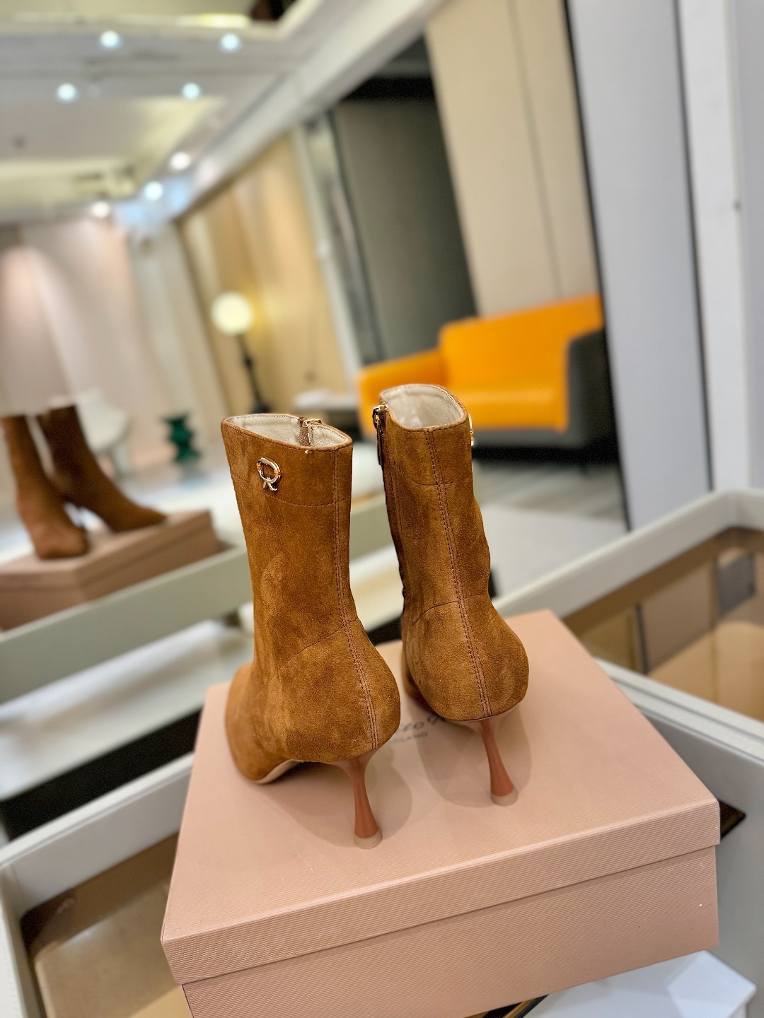 品 牌:Gianvito Rossi 罗西 GR尖头及踝靴侧拉链R扣细跟短靴高跟靴子鞋面采用绒面革,质感