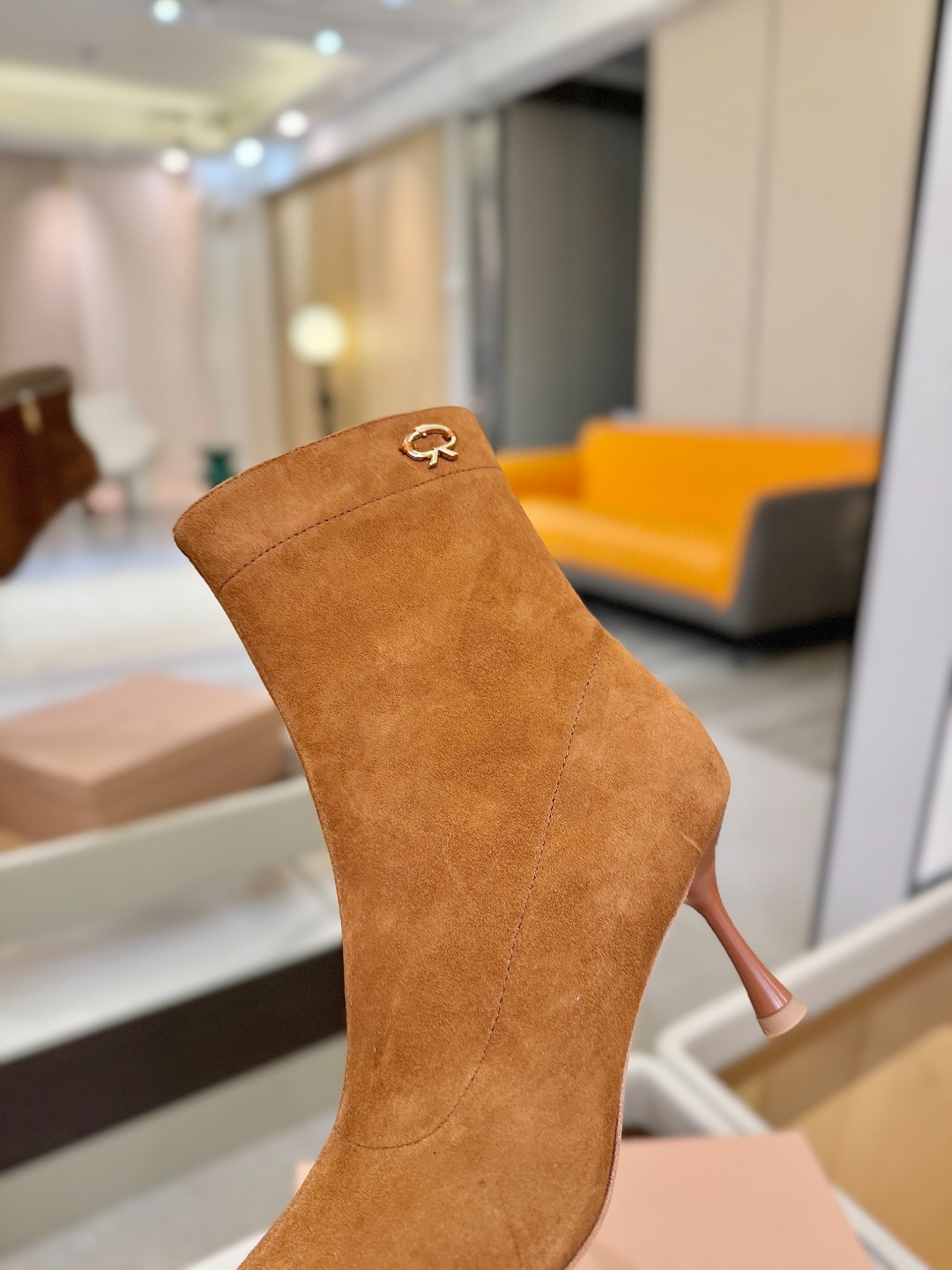 品 牌:Gianvito Rossi 罗西 GR尖头及踝靴侧拉链R扣细跟短靴高跟靴子鞋面采用绒面革,质感