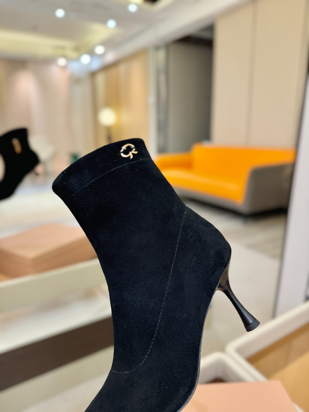 品 牌:Gianvito Rossi 罗西 GR尖头及踝靴侧拉链R扣细跟短靴高跟靴子鞋面采用绒面革,质感