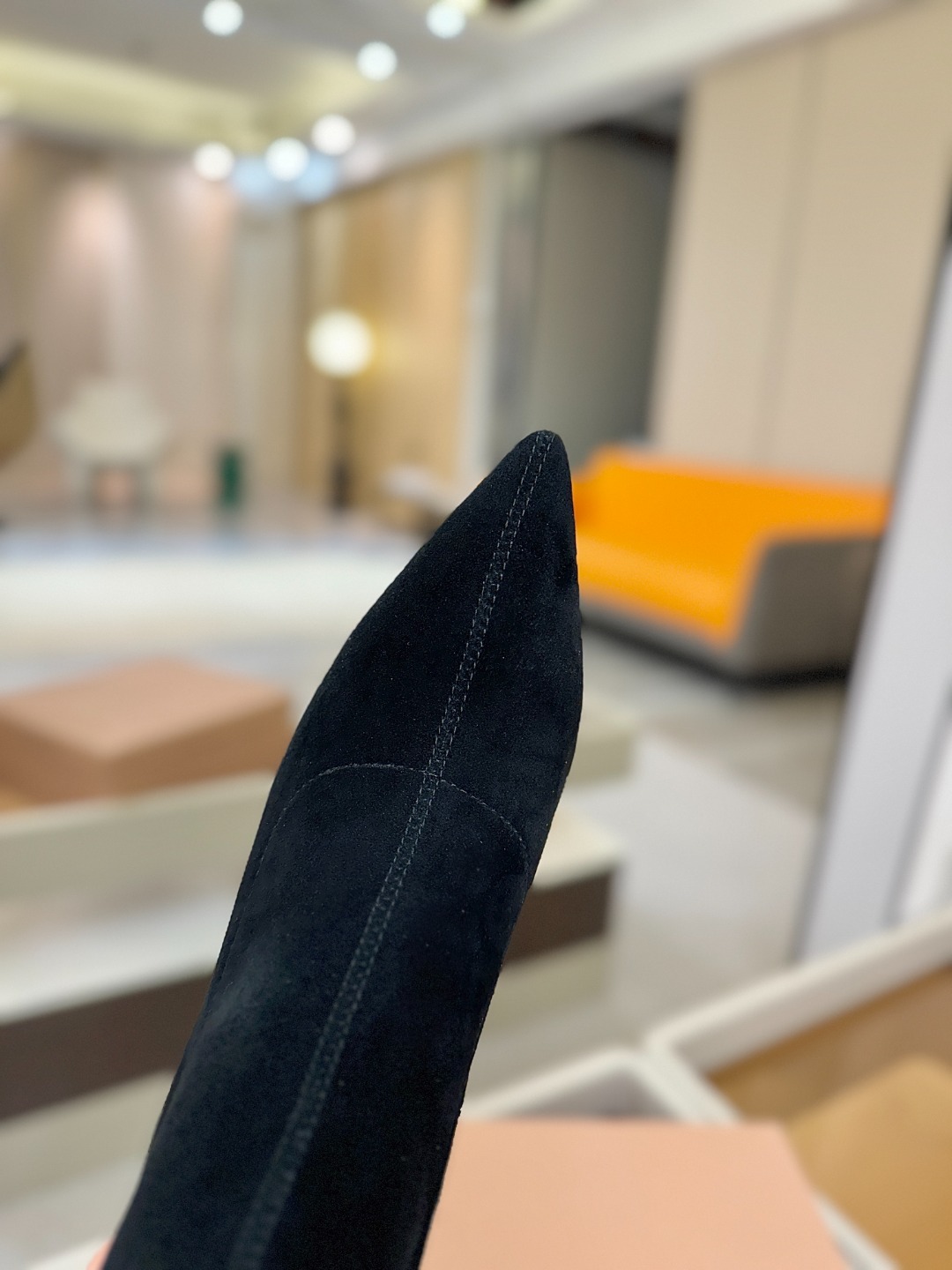 品 牌:Gianvito Rossi 罗西 GR尖头及踝靴侧拉链R扣细跟短靴高跟靴子鞋面采用绒面革,质感