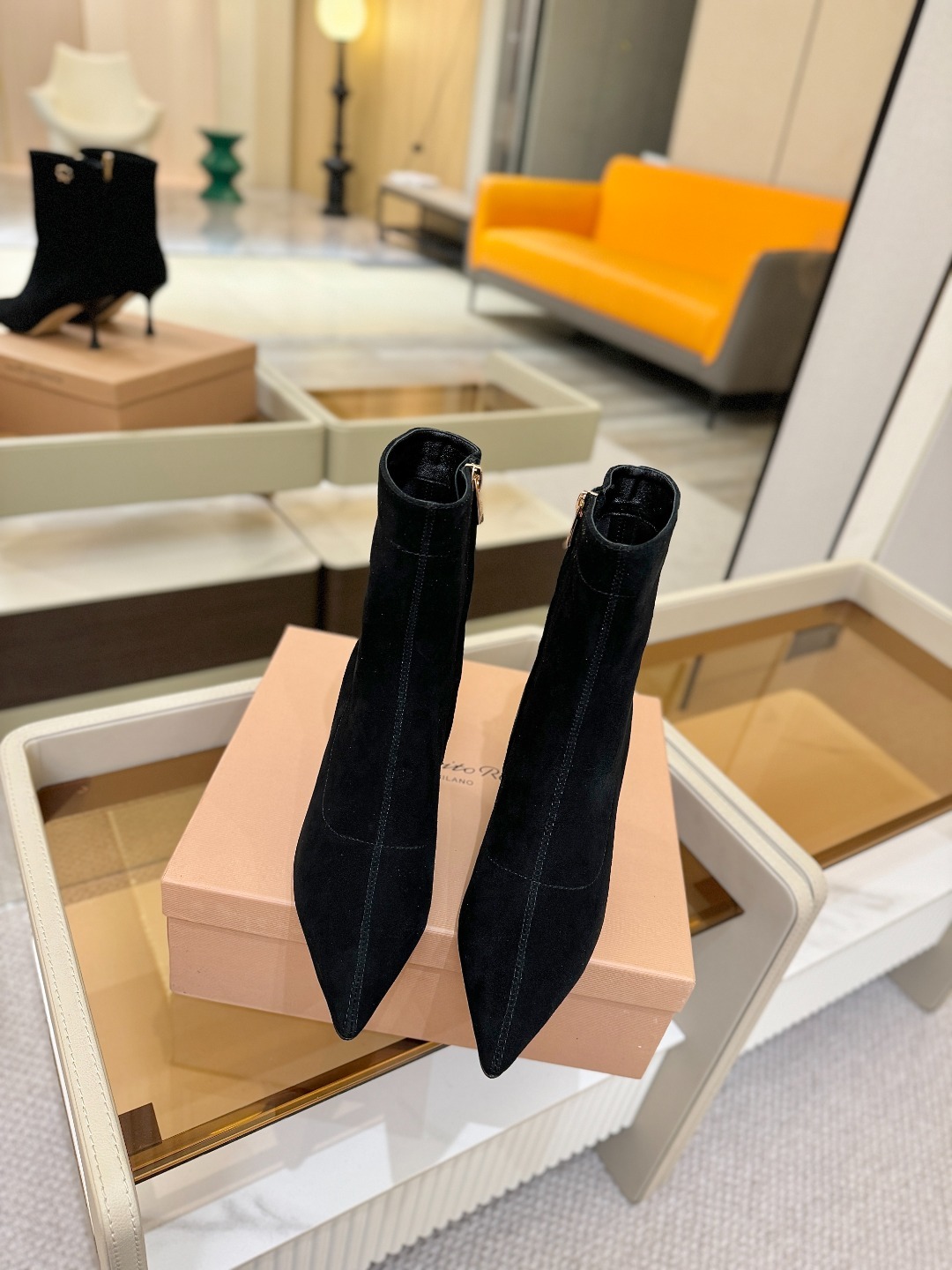 品 牌:Gianvito Rossi 罗西 GR尖头及踝靴侧拉链R扣细跟短靴高跟靴子鞋面采用绒面革,质感