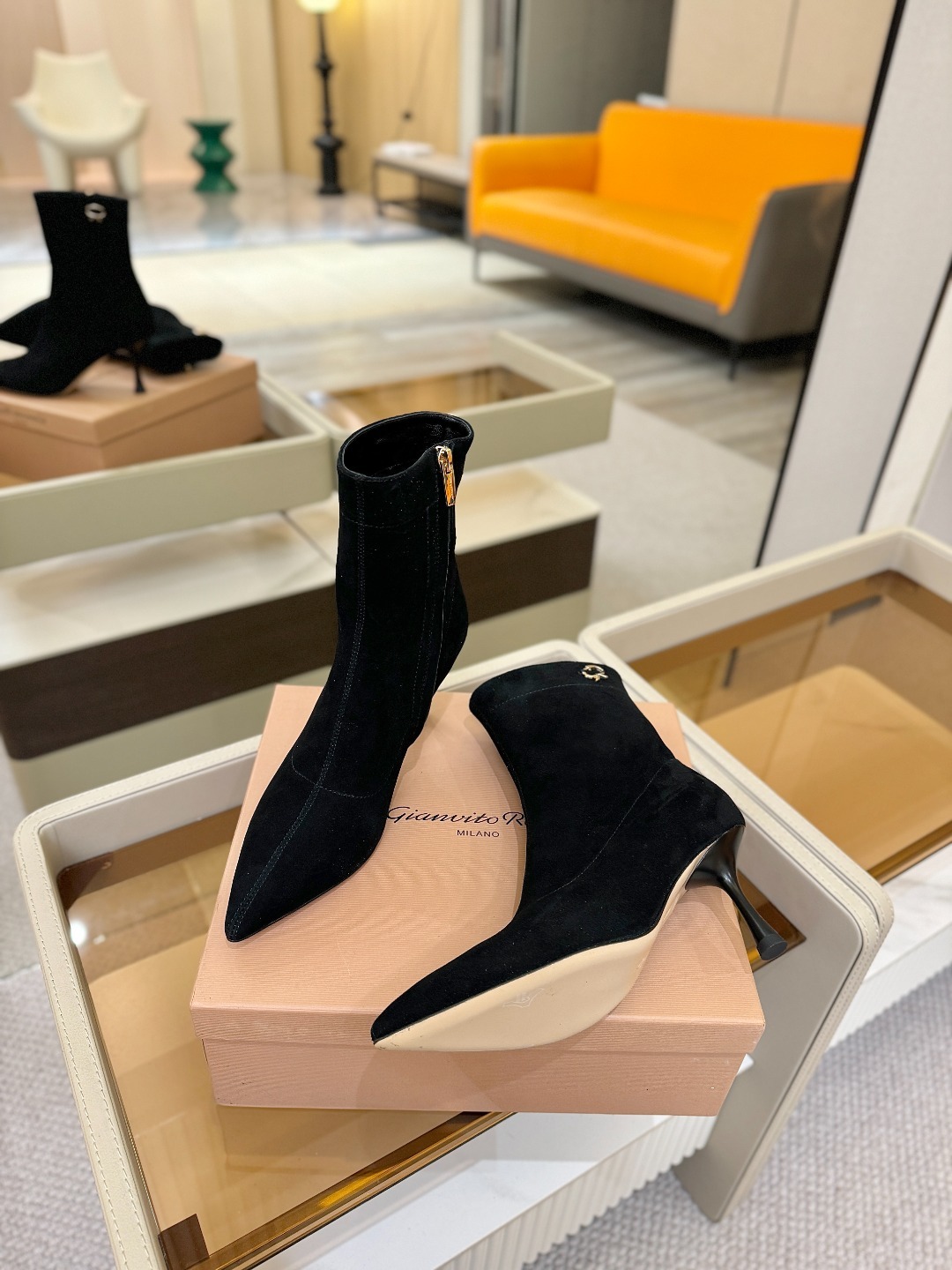品 牌:Gianvito Rossi 罗西 GR尖头及踝靴侧拉链R扣细跟短靴高跟靴子鞋面采用绒面革,质感