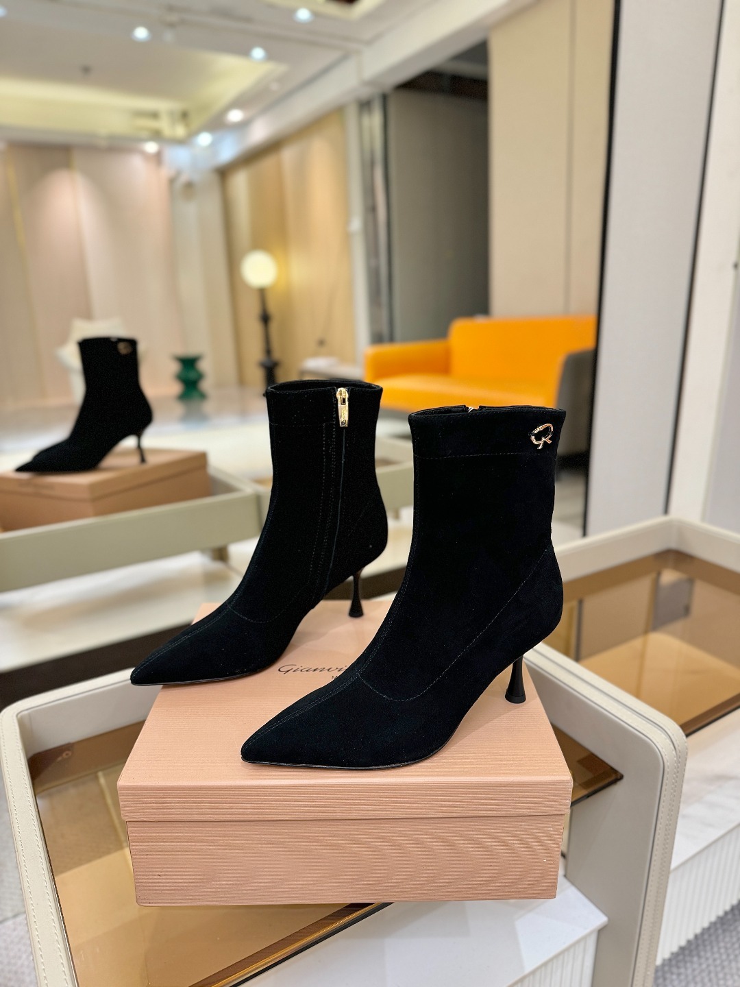 品 牌:Gianvito Rossi 罗西 GR尖头及踝靴侧拉链R扣细跟短靴高跟靴子鞋面采用绒面革,质感