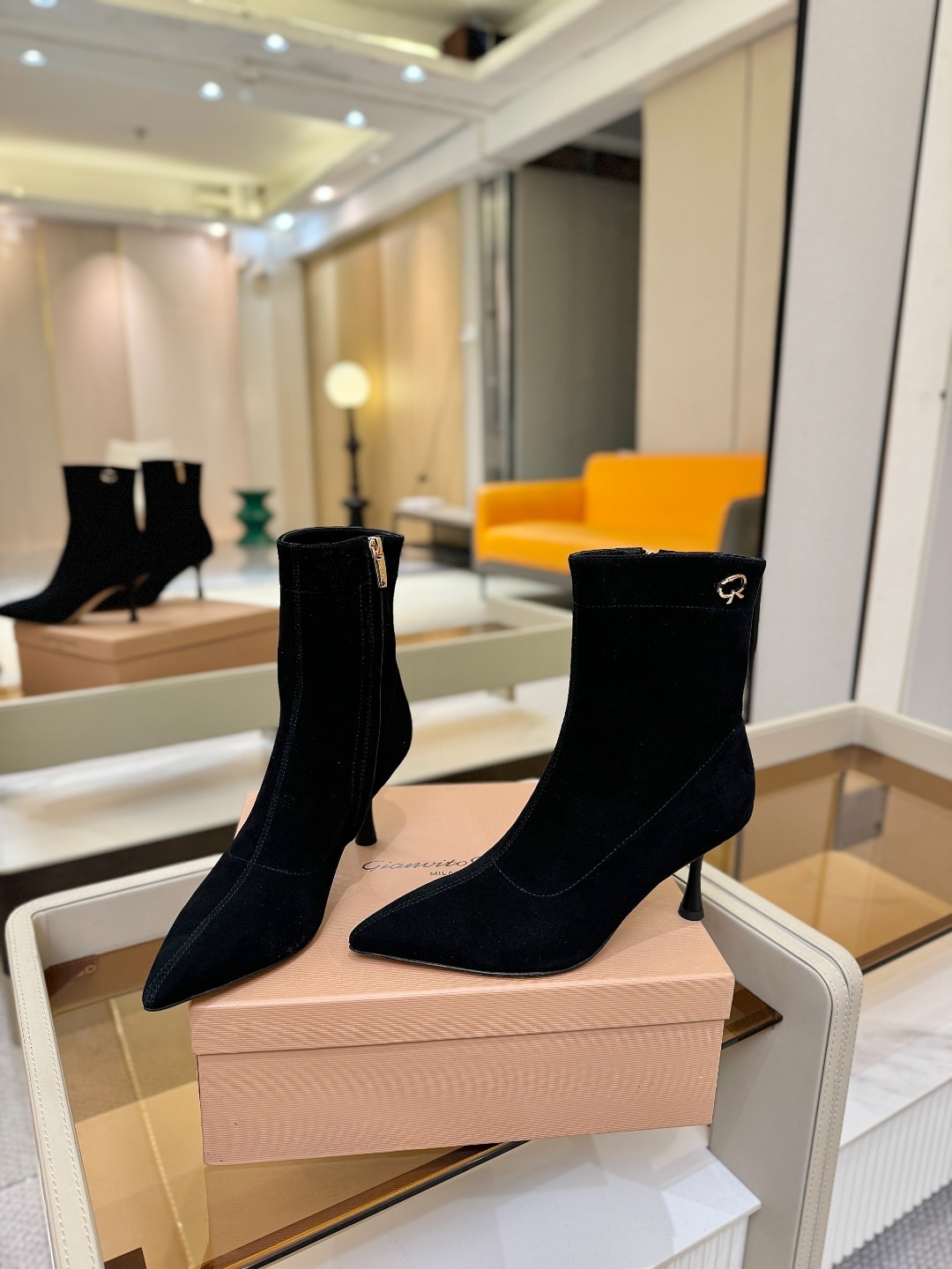 品 牌:Gianvito Rossi 罗西 GR尖头及踝靴侧拉链R扣细跟短靴高跟靴子鞋面采用绒面革,质感