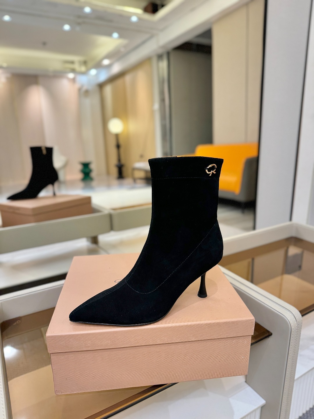 品 牌:Gianvito Rossi 罗西 GR尖头及踝靴侧拉链R扣细跟短靴高跟靴子鞋面采用绒面革,质感