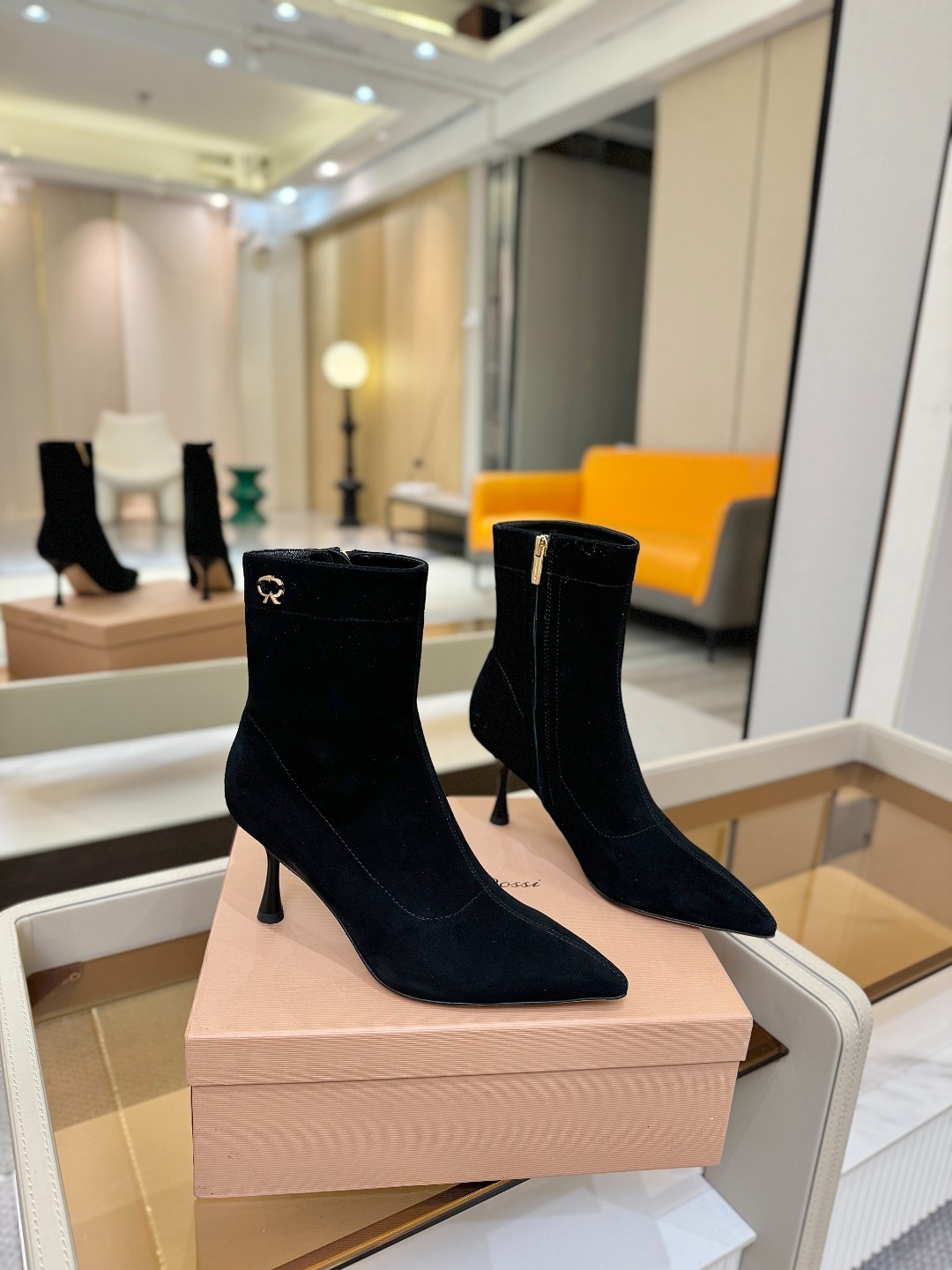 品 牌:Gianvito Rossi 罗西 GR尖头及踝靴侧拉链R扣细跟短靴高跟靴子鞋面采用绒面革,质感