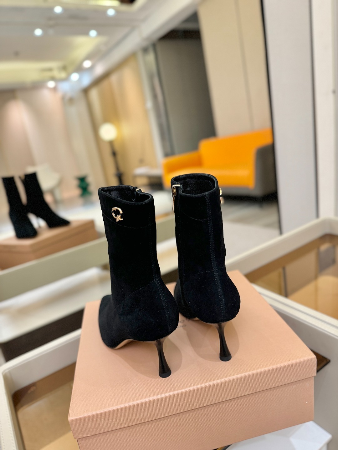品 牌:Gianvito Rossi 罗西 GR尖头及踝靴侧拉链R扣细跟短靴高跟靴子鞋面采用绒面革,质感