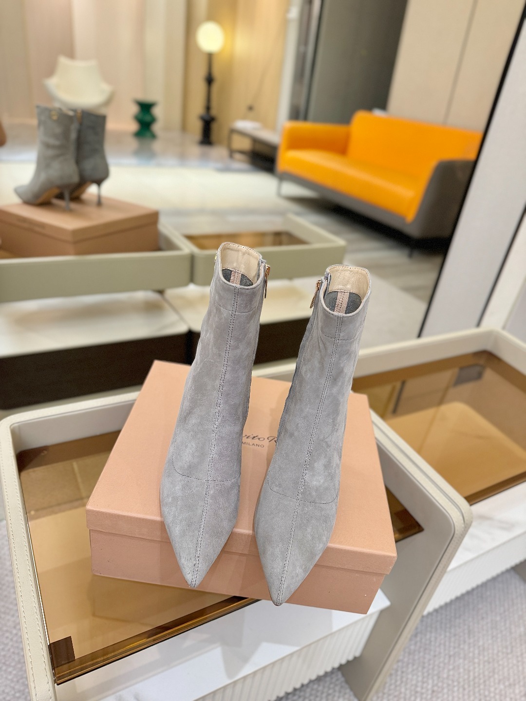 品 牌:Gianvito Rossi 罗西 GR尖头及踝靴侧拉链R扣细跟短靴高跟靴子鞋面采用绒面革,质感