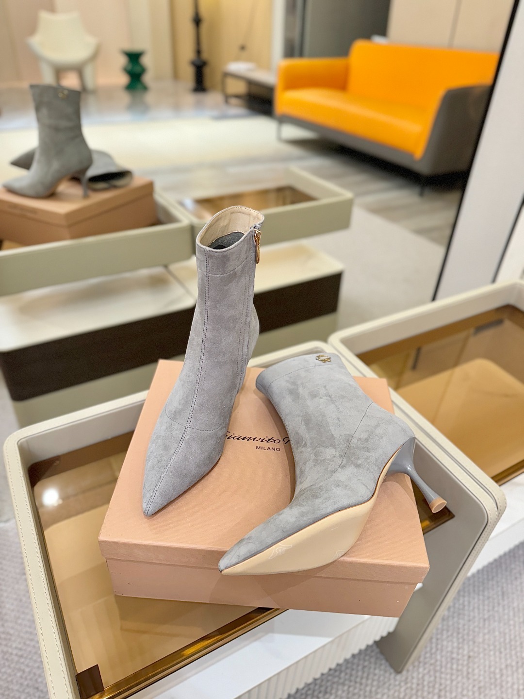 品 牌:Gianvito Rossi 罗西 GR尖头及踝靴侧拉链R扣细跟短靴高跟靴子鞋面采用绒面革,质感