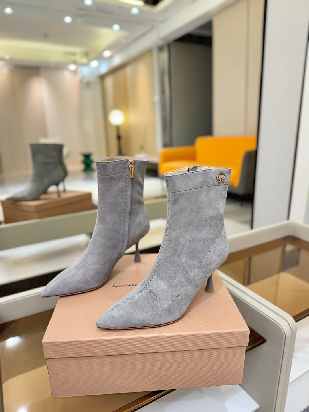 品 牌:Gianvito Rossi 罗西 GR尖头及踝靴侧拉链R扣细跟短靴高跟靴子鞋面采用绒面革,质感