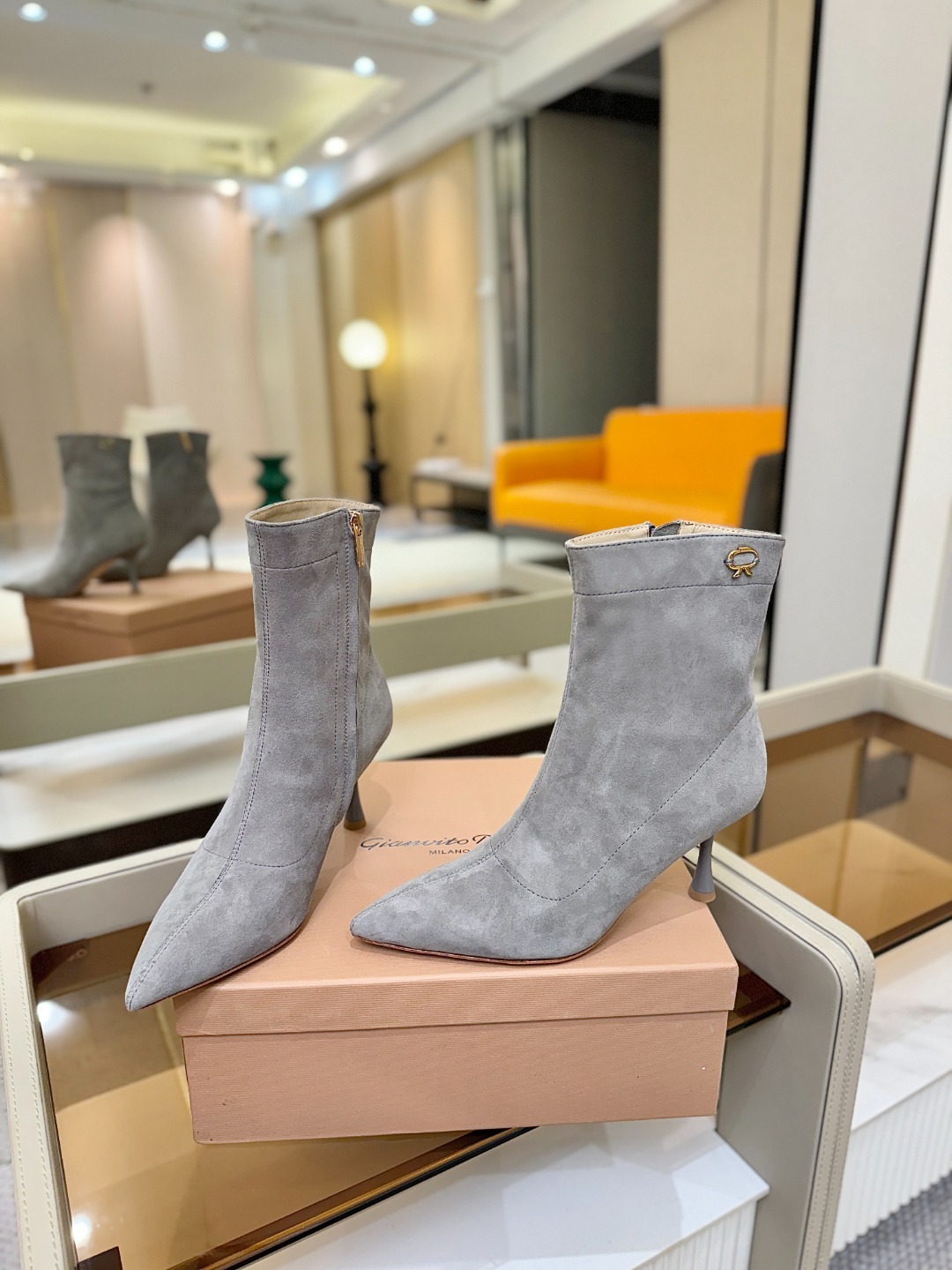 品 牌:Gianvito Rossi 罗西 GR尖头及踝靴侧拉链R扣细跟短靴高跟靴子鞋面采用绒面革,质感