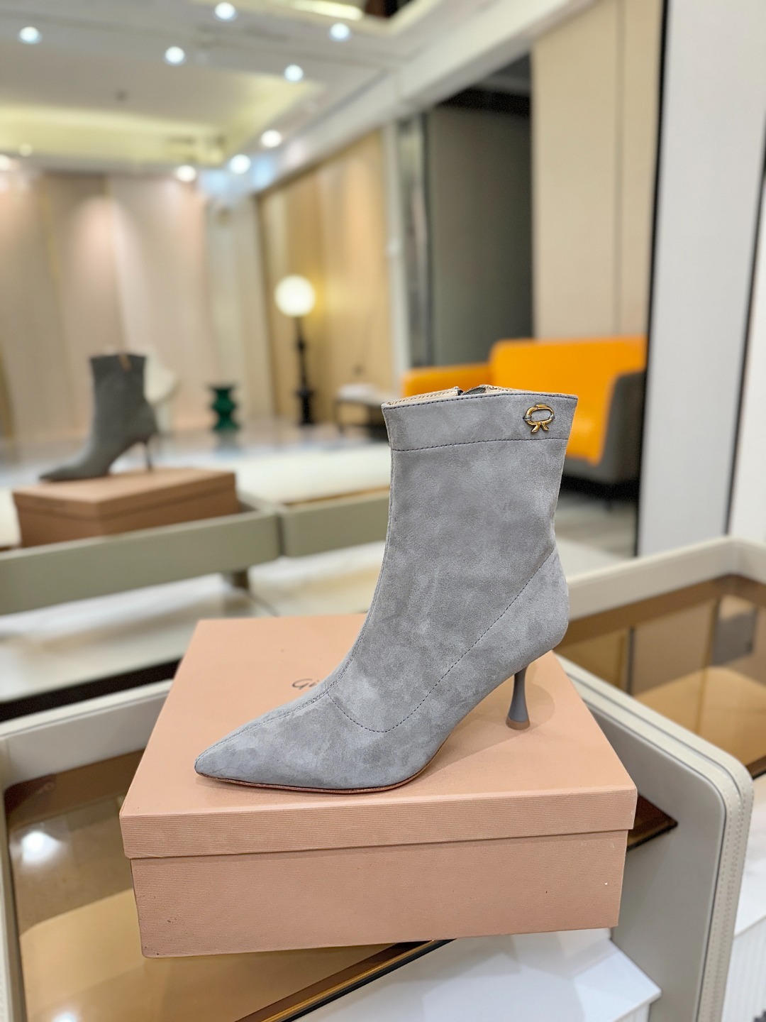 品 牌:Gianvito Rossi 罗西 GR尖头及踝靴侧拉链R扣细跟短靴高跟靴子鞋面采用绒面革,质感