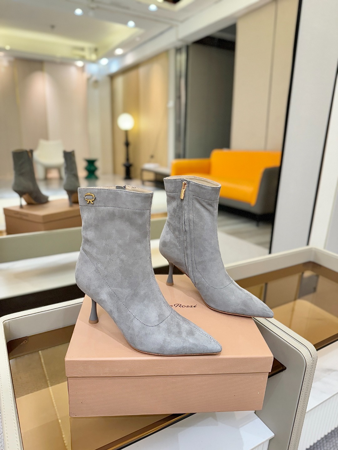 品 牌:Gianvito Rossi 罗西 GR尖头及踝靴侧拉链R扣细跟短靴高跟靴子鞋面采用绒面革,质感