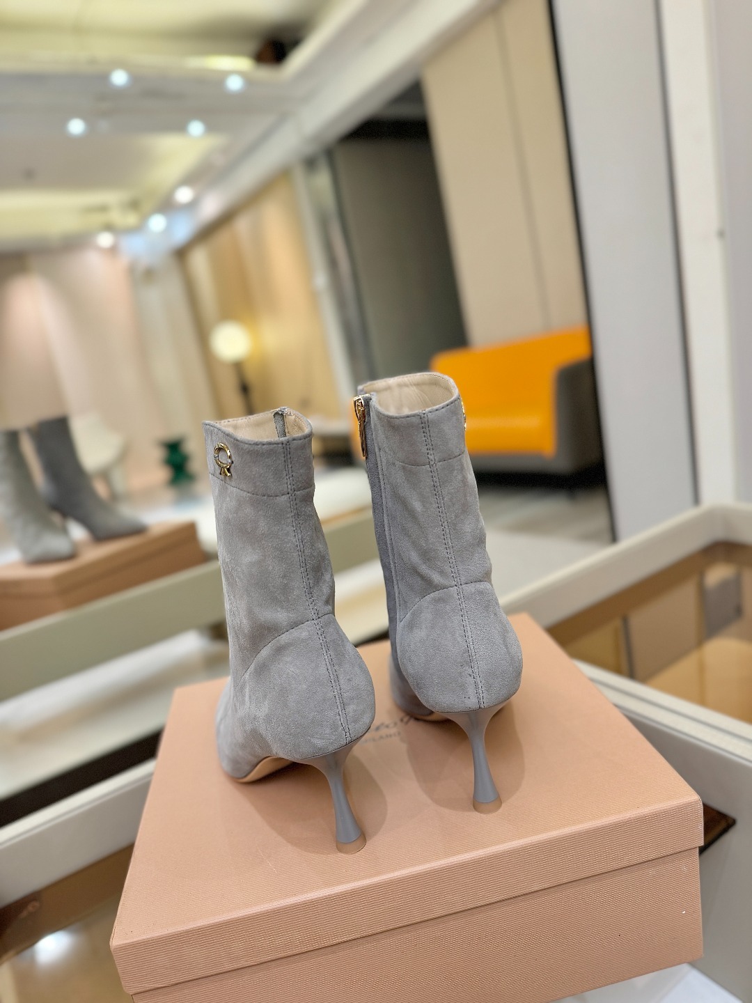 品 牌:Gianvito Rossi 罗西 GR尖头及踝靴侧拉链R扣细跟短靴高跟靴子鞋面采用绒面革,质感