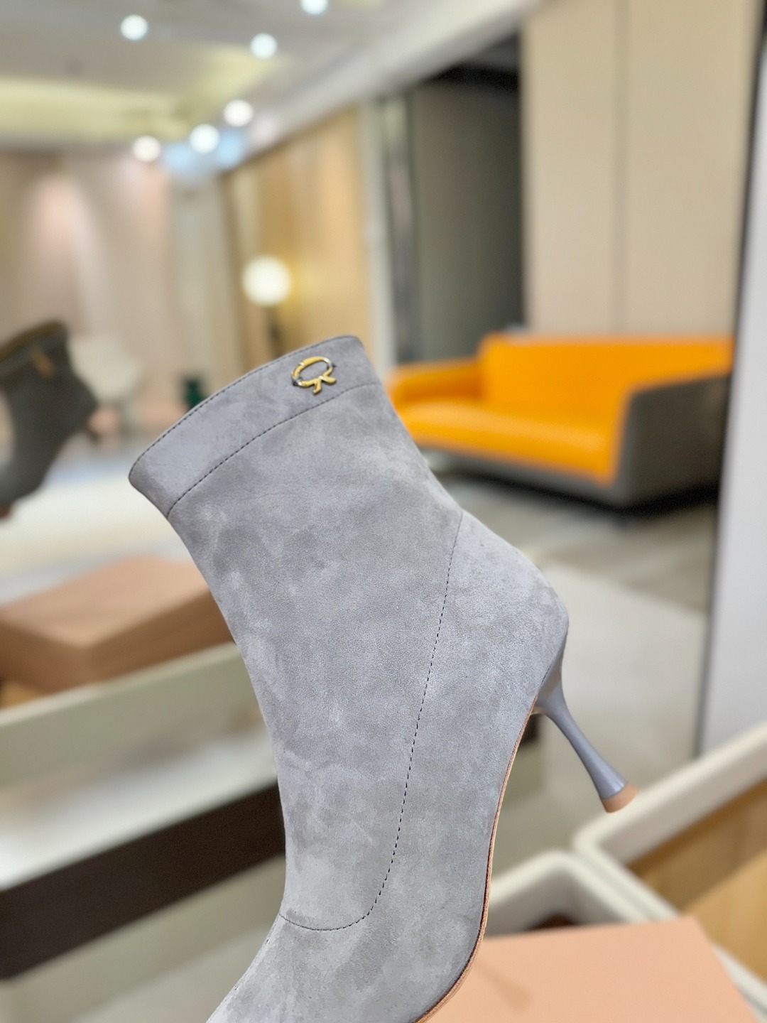 品 牌:Gianvito Rossi 罗西 GR尖头及踝靴侧拉链R扣细跟短靴高跟靴子鞋面采用绒面革,质感