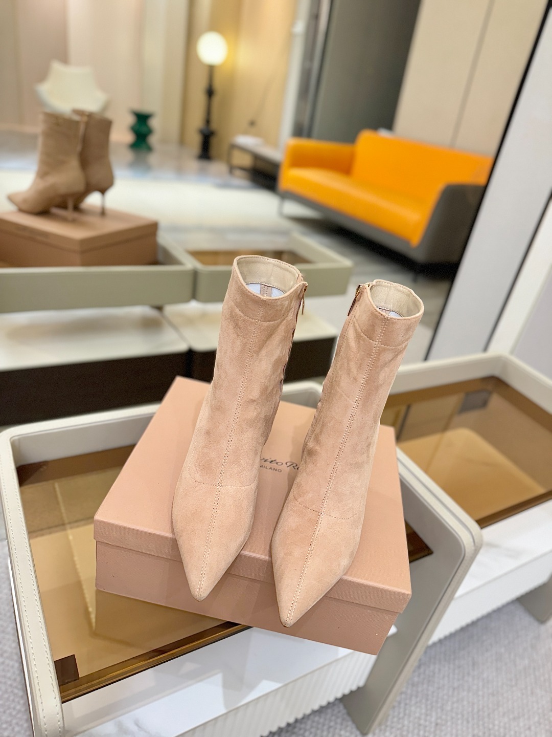 品 牌:Gianvito Rossi 罗西 GR尖头及踝靴侧拉链R扣细跟短靴高跟靴子鞋面采用绒面革,质感