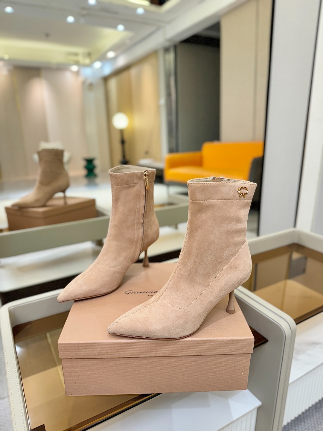 品 牌:Gianvito Rossi 罗西 GR尖头及踝靴侧拉链R扣细跟短靴高跟靴子鞋面采用绒面革,质感