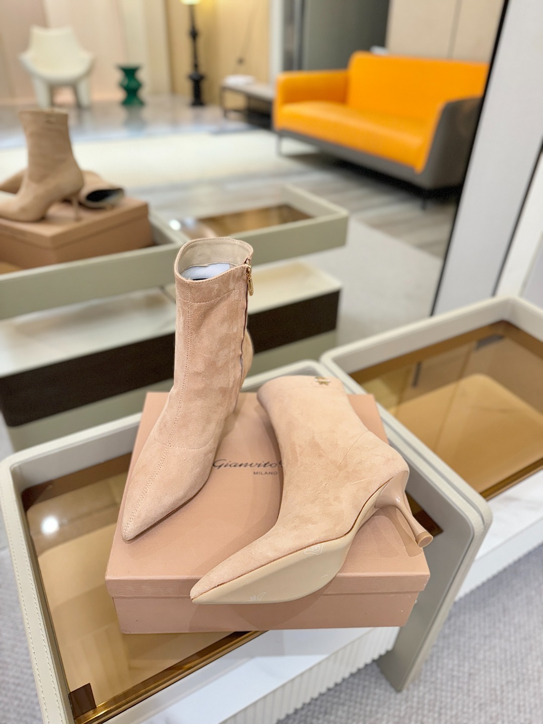 品 牌:Gianvito Rossi 罗西 GR尖头及踝靴侧拉链R扣细跟短靴高跟靴子鞋面采用绒面革,质感