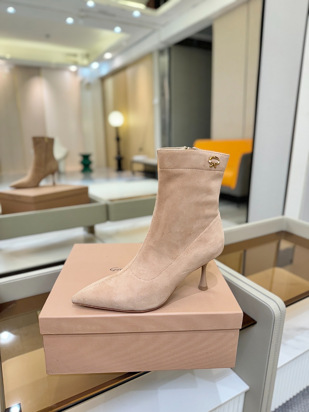 品 牌:Gianvito Rossi 罗西 GR尖头及踝靴侧拉链R扣细跟短靴高跟靴子鞋面采用绒面革,质感