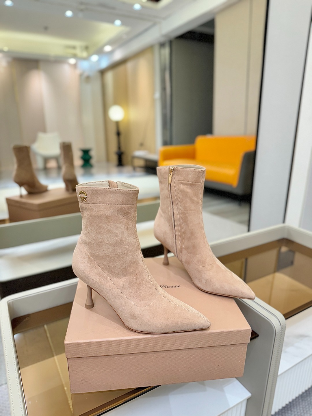 品 牌:Gianvito Rossi 罗西 GR尖头及踝靴侧拉链R扣细跟短靴高跟靴子鞋面采用绒面革,质感