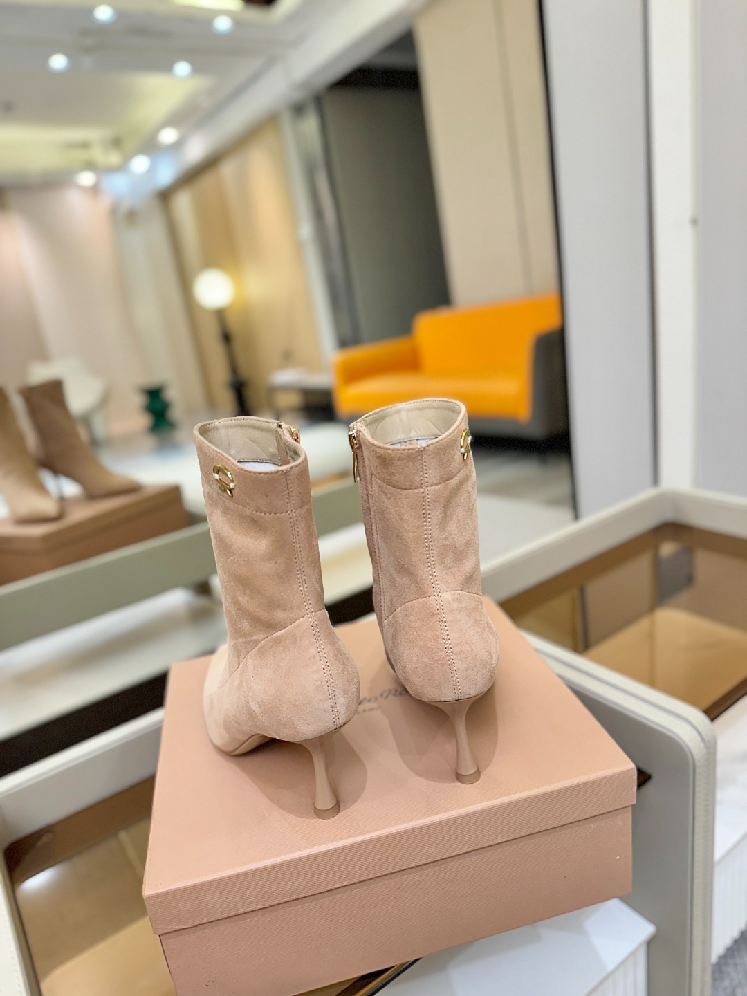品 牌:Gianvito Rossi 罗西 GR尖头及踝靴侧拉链R扣细跟短靴高跟靴子鞋面采用绒面革,质感