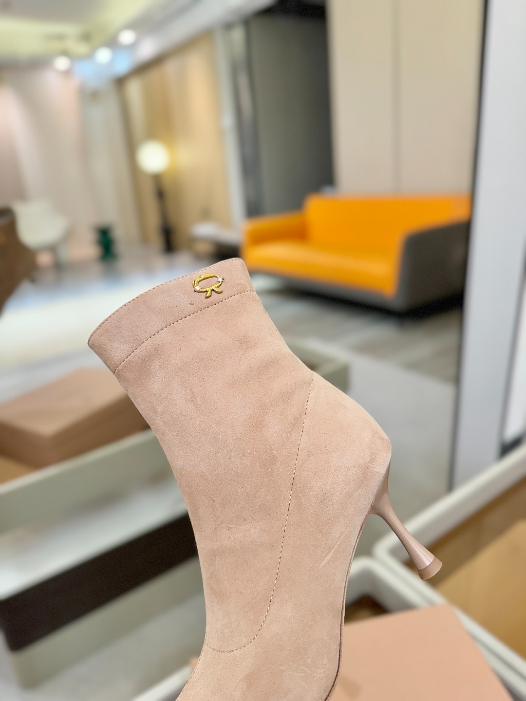 品 牌:Gianvito Rossi 罗西 GR尖头及踝靴侧拉链R扣细跟短靴高跟靴子鞋面采用绒面革,质感