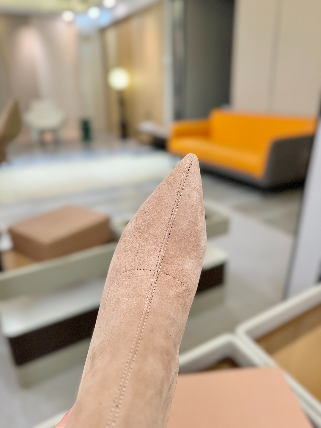 品 牌:Gianvito Rossi 罗西 GR尖头及踝靴侧拉链R扣细跟短靴高跟靴子鞋面采用绒面革,质感