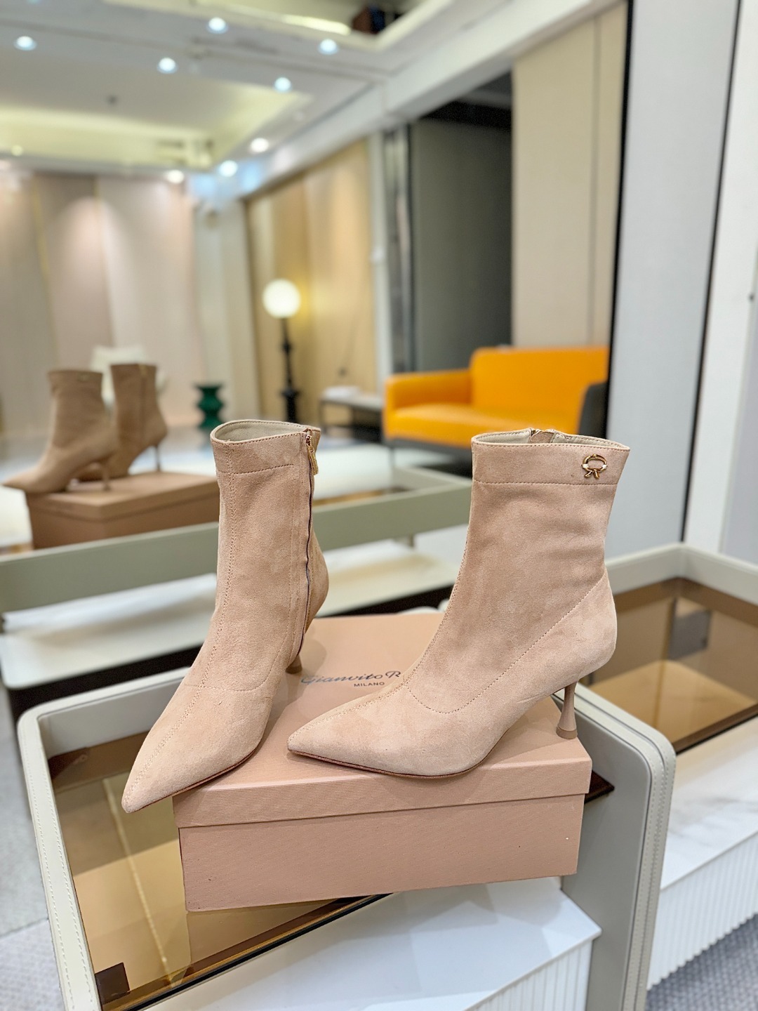 品 牌:Gianvito Rossi 罗西 GR尖头及踝靴侧拉链R扣细跟短靴高跟靴子鞋面采用绒面革,质感