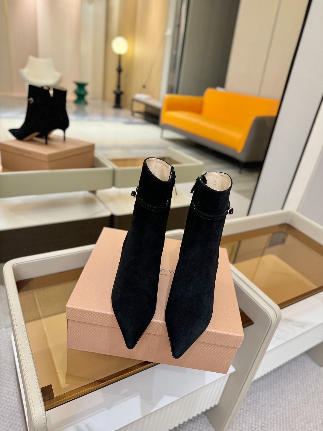 品 牌:Gianvito Rossi罗西 GR尖头及踝靴侧拉链R扣细跟短靴高跟靴子鞋面采用绒面革,质感柔