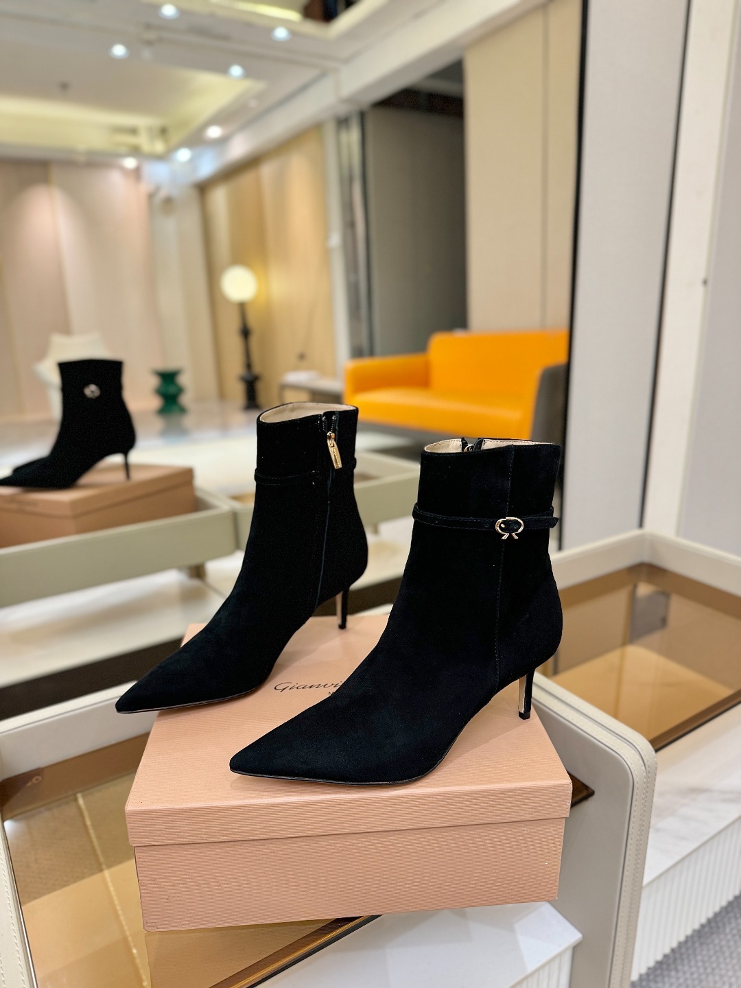 品 牌:Gianvito Rossi罗西 GR尖头及踝靴侧拉链R扣细跟短靴高跟靴子鞋面采用绒面革,质感柔