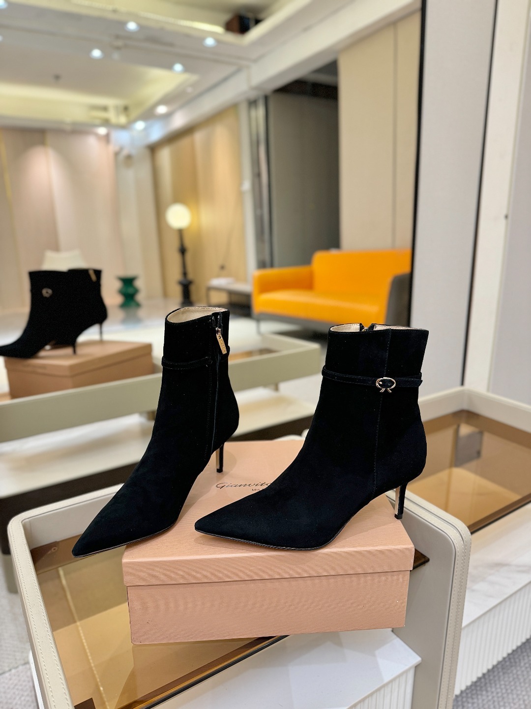 品 牌:Gianvito Rossi罗西 GR尖头及踝靴侧拉链R扣细跟短靴高跟靴子鞋面采用绒面革,质感柔