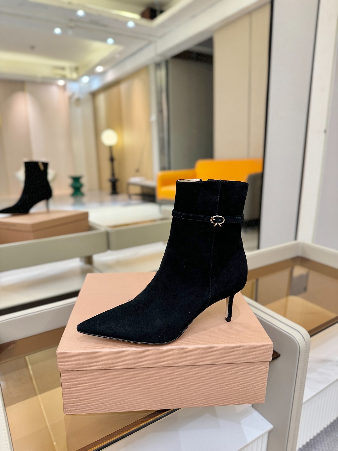 品 牌:Gianvito Rossi罗西 GR尖头及踝靴侧拉链R扣细跟短靴高跟靴子鞋面采用绒面革,质感柔