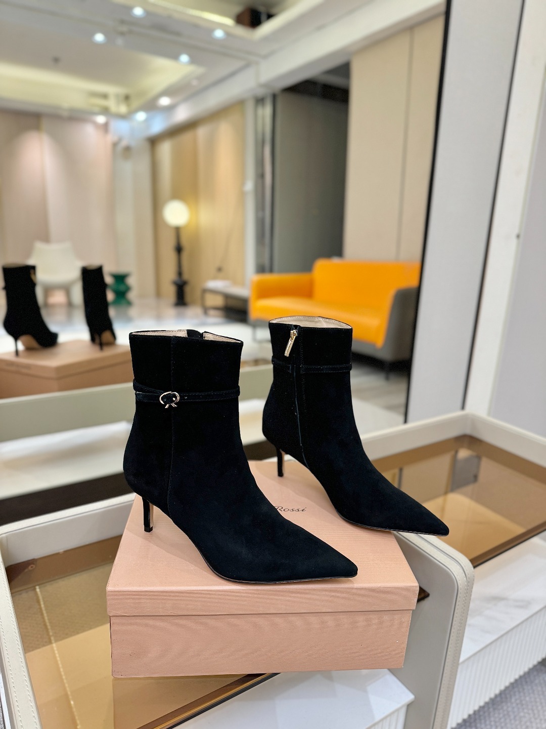 品 牌:Gianvito Rossi罗西 GR尖头及踝靴侧拉链R扣细跟短靴高跟靴子鞋面采用绒面革,质感柔