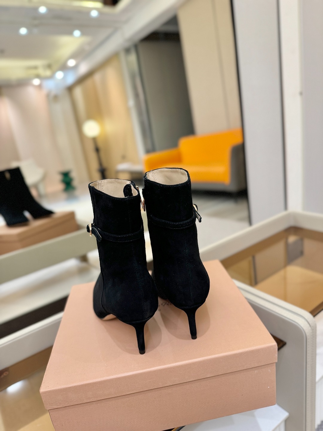 品 牌:Gianvito Rossi罗西 GR尖头及踝靴侧拉链R扣细跟短靴高跟靴子鞋面采用绒面革,质感柔