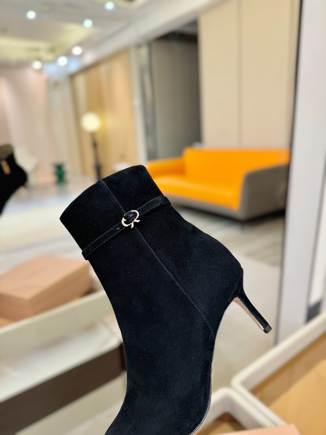 品 牌:Gianvito Rossi罗西 GR尖头及踝靴侧拉链R扣细跟短靴高跟靴子鞋面采用绒面革,质感柔
