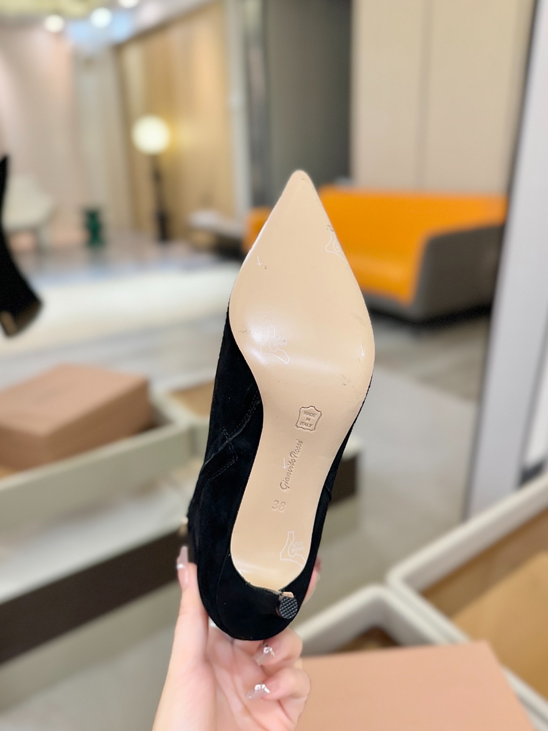 品 牌:Gianvito Rossi罗西 GR尖头及踝靴侧拉链R扣细跟短靴高跟靴子鞋面采用绒面革,质感柔
