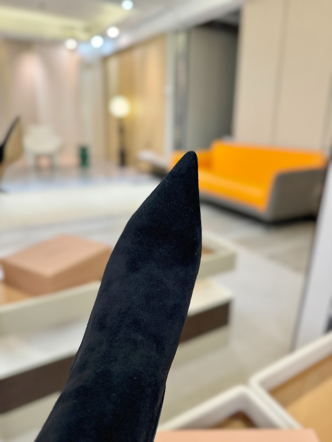 品 牌:Gianvito Rossi罗西 GR尖头及踝靴侧拉链R扣细跟短靴高跟靴子鞋面采用绒面革,质感柔