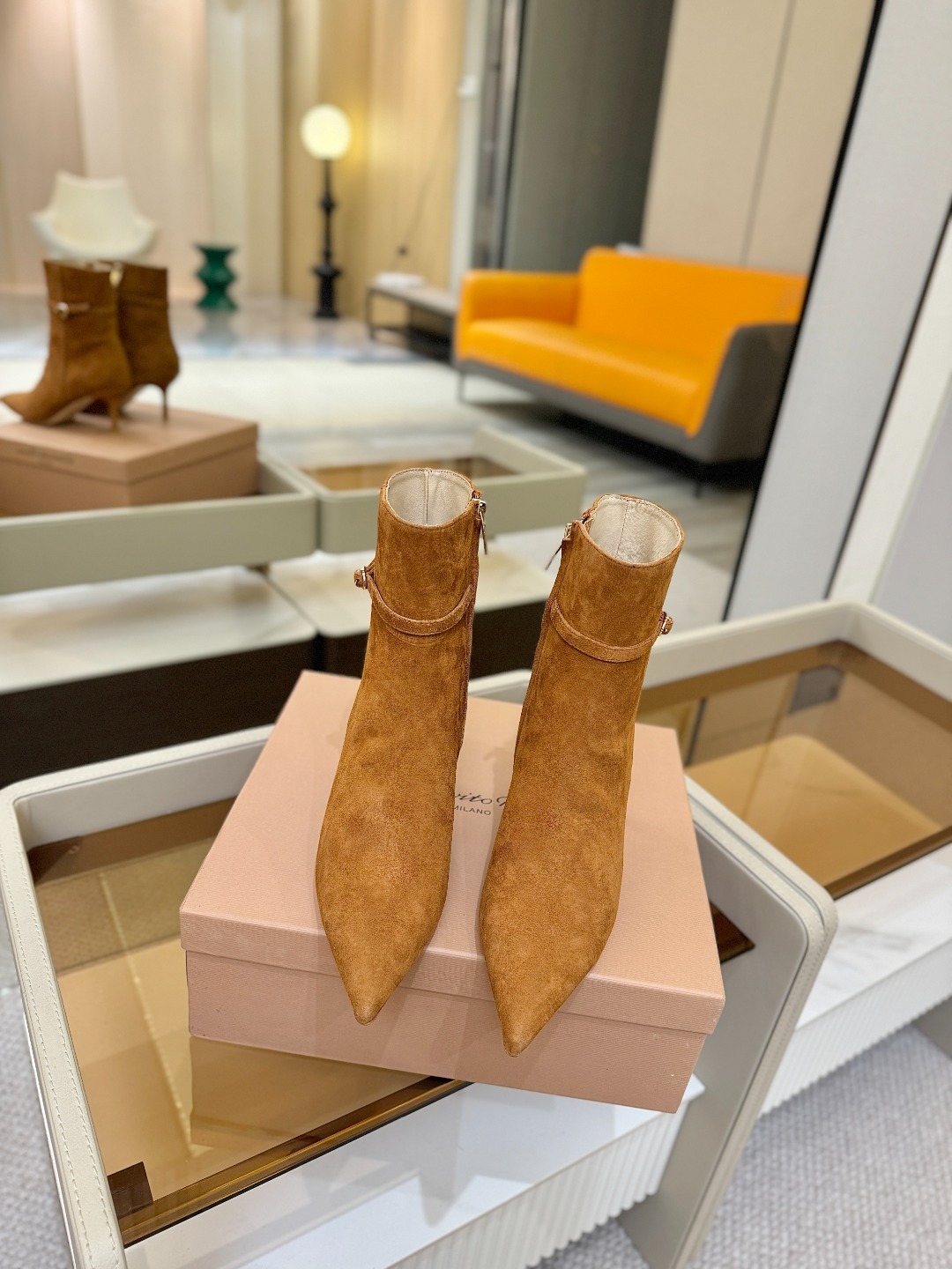 品 牌:Gianvito Rossi罗西 GR尖头及踝靴侧拉链R扣细跟短靴高跟靴子鞋面采用绒面革,质感柔
